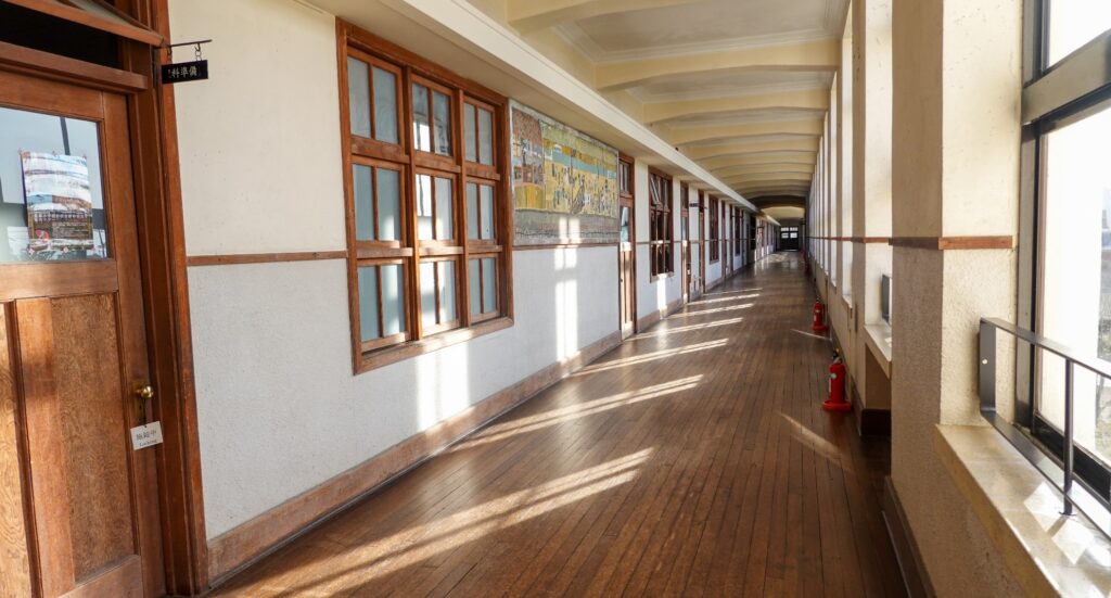 同窓会ビデオ制作-学校校舎の廊下