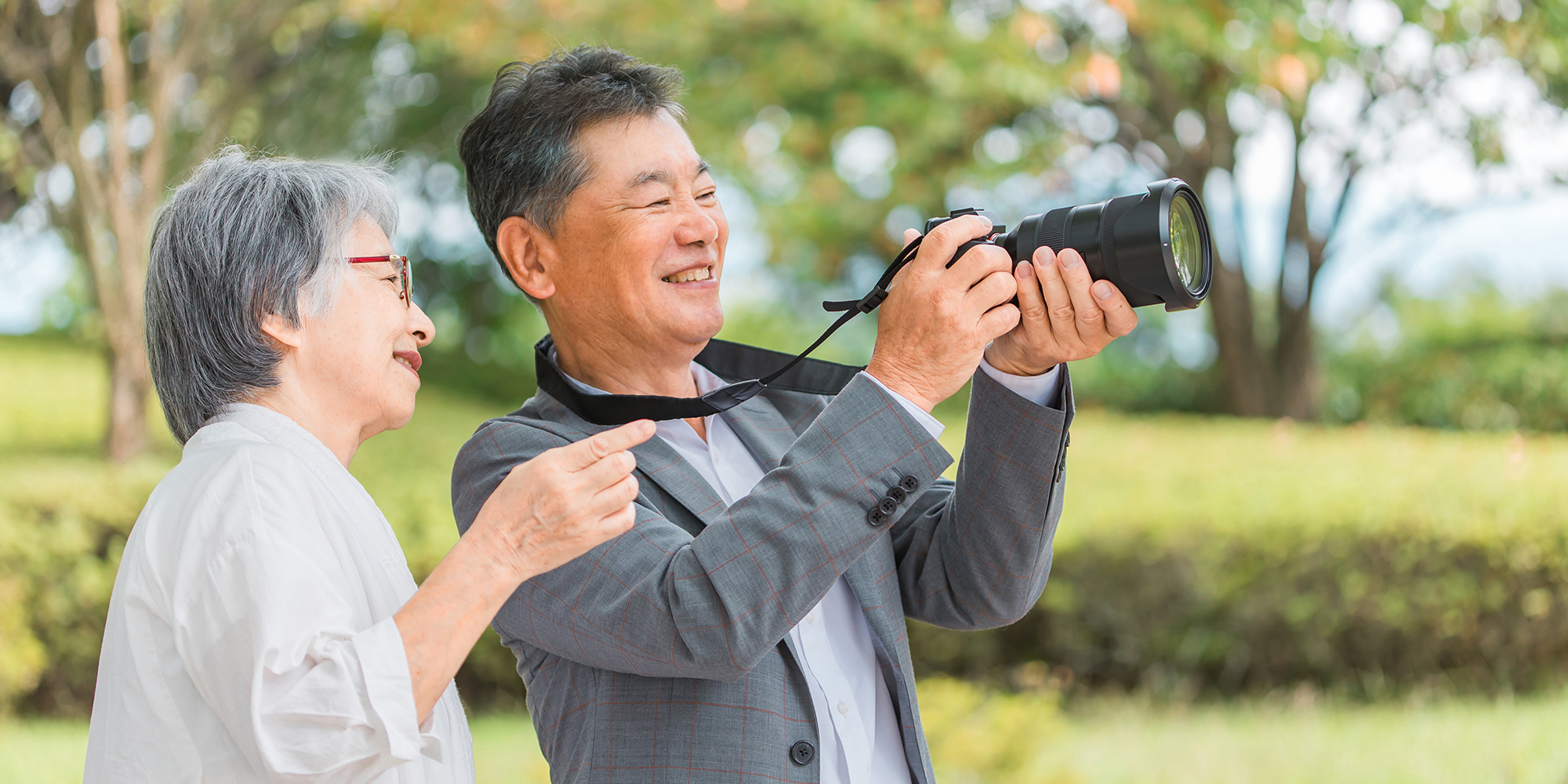 夫婦で写真撮影を楽しむシニア