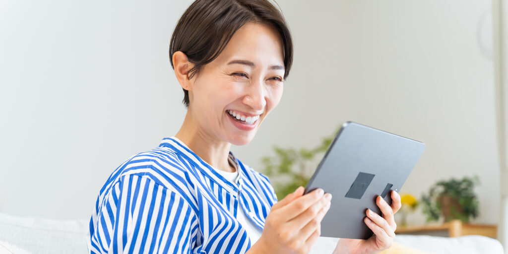 動画編集されたビデオを見て楽しむ女性