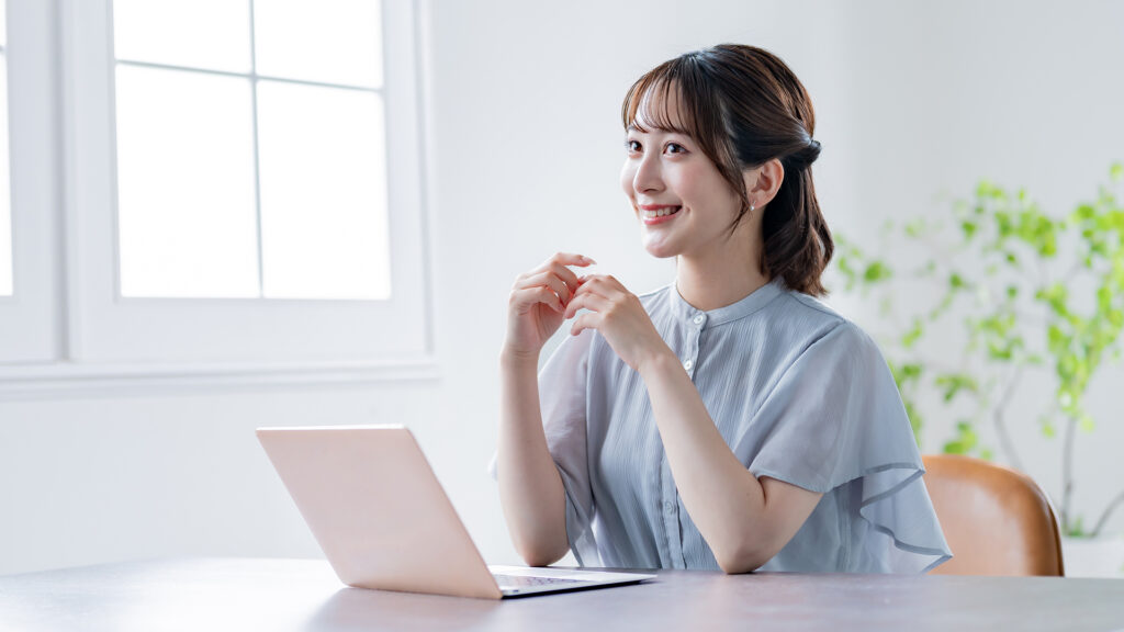 動画編集されたビデオを見て期待を寄せる女性