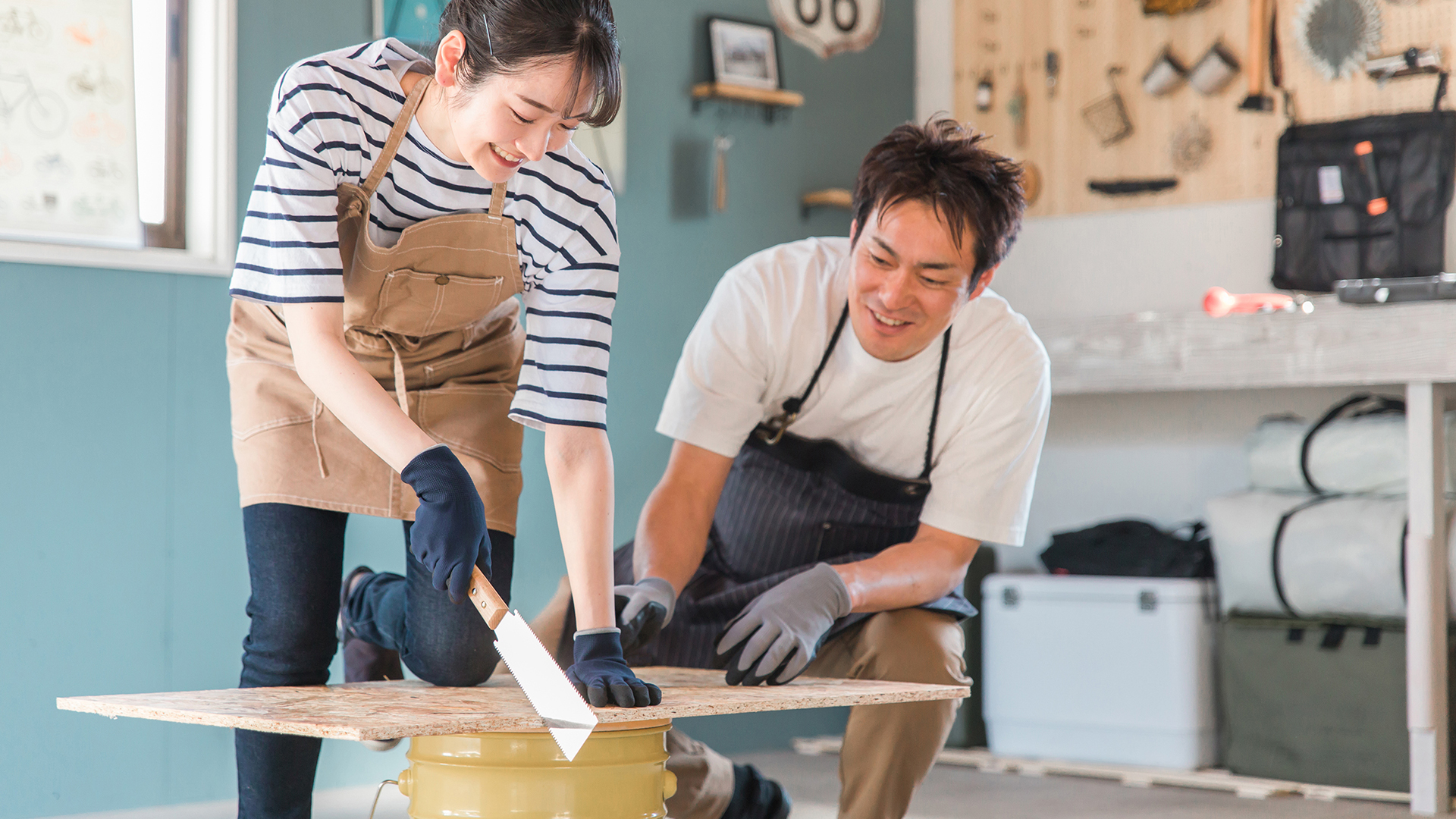 DIYのビデオ制作-のこぎりで切る