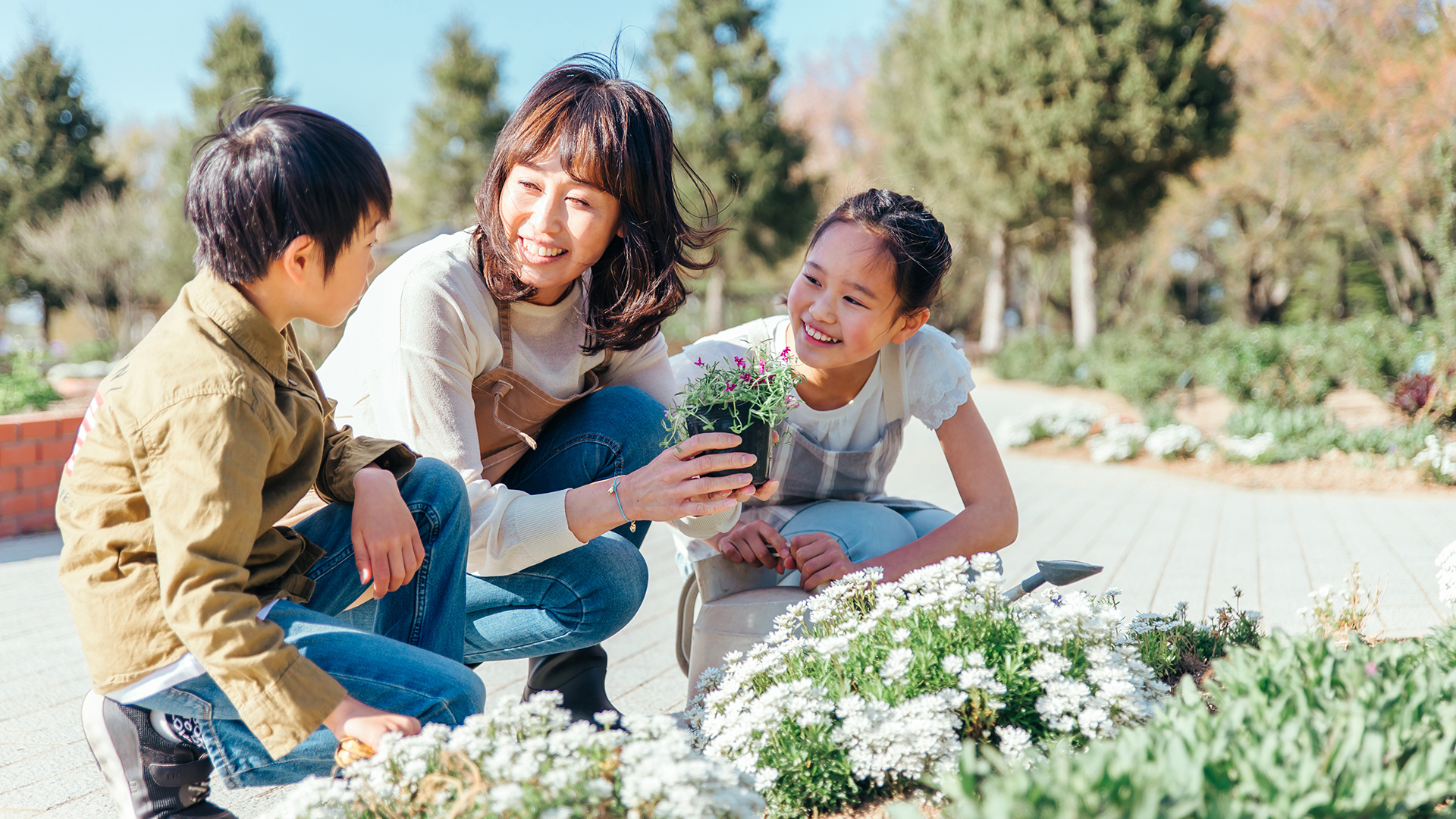 ガーデニング制作-親子で花の苗を植える