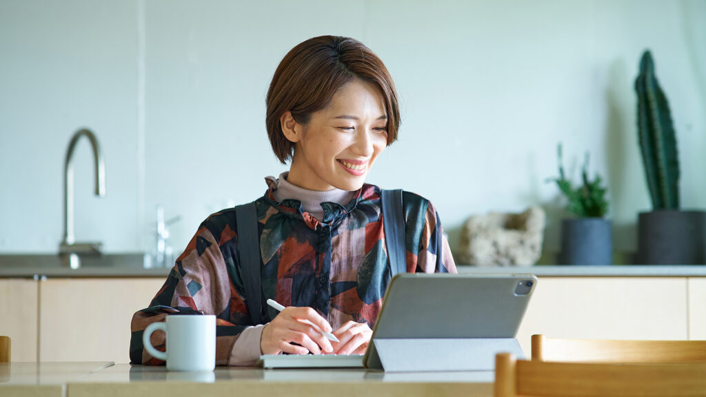 動画編集されたビデオを見て学習する女性