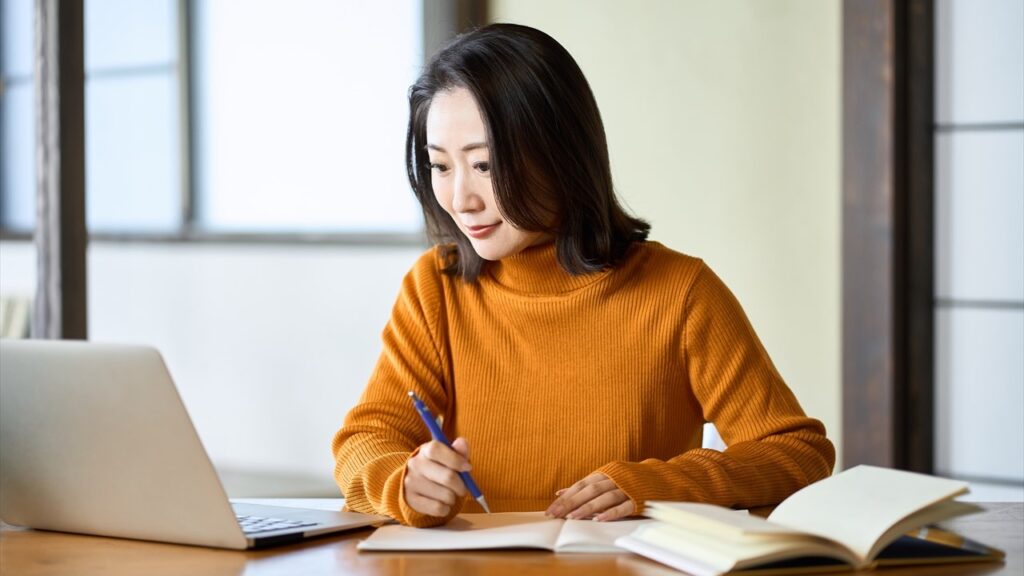 Eラーニングで学ぶ女性
