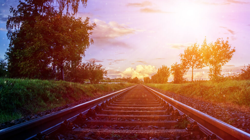 旅行動画制作・ビデオ編集(夕暮れの鉄道レール)