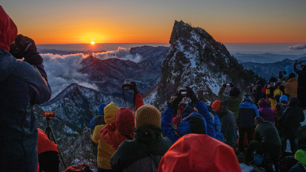 旅行動画制作・ビデオ編集(登山で山頂からご来光)