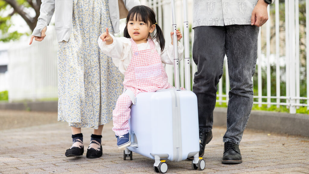 子ども・ファミリー系動画制作・ビデオ編集（キャリーケースに乗る子供）