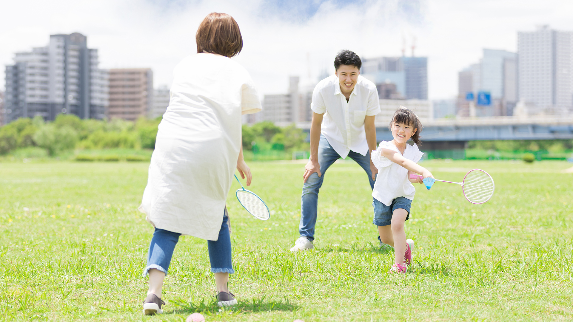 子ども・ファミリー系動画制作・ビデオ編集(公園で親子でバトミントン)