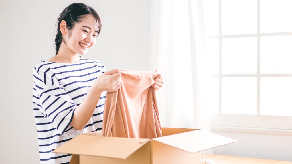 商品・サービス訴求動画制作・ビデオ編集（段ボールに入った服を開封）