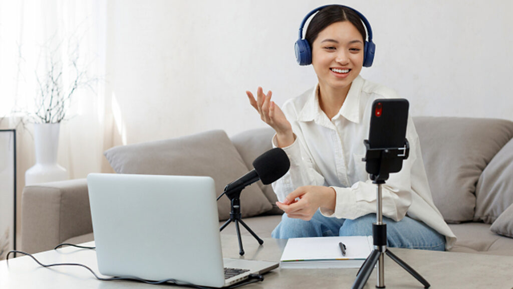 自己ブランディング動画制作・ビデオ編集（視聴者コメントに応える女性）