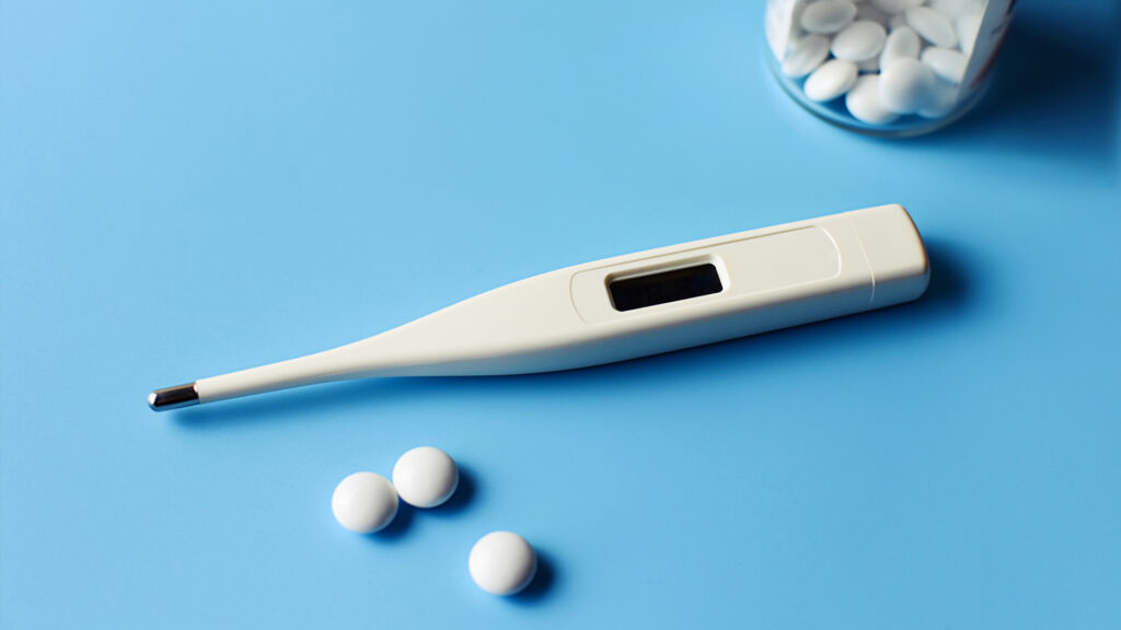 健康・医療動画制作・ビデオ編集（体温計と薬）