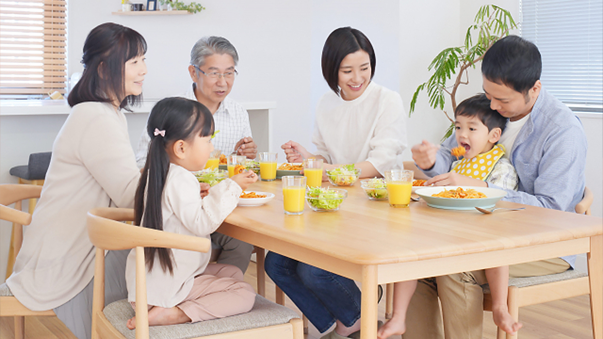 子ども・ファミリー系動画制作・ビデオ編集（３世代家族で食事）