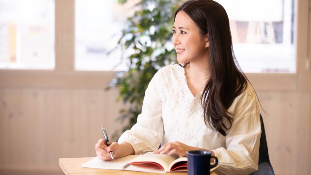 自己ブランディング動画制作・ビデオ編集（物語を書く女性）